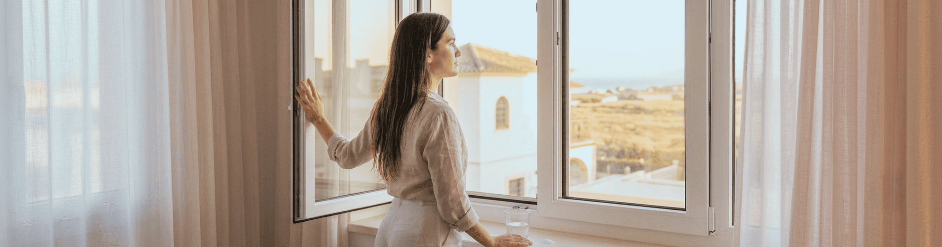 Imagen de una persona abriendo una ventana para comprobar el funcionamiento de la manilla, el cierre y las juntas como parte de una revisión básica de mantenimiento.